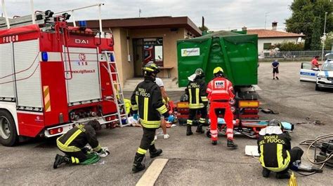 Donna Investita Da Un Camion Sul Piazzale Di Unazienda Grave