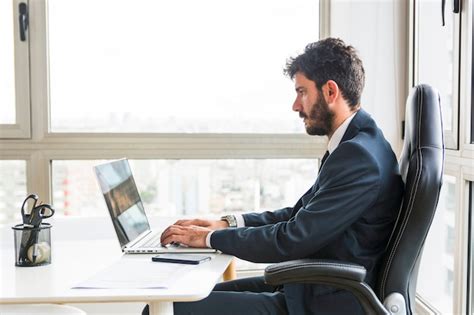 Jeune Homme D Affaires Travaillant Sur Un Ordinateur Portable Sur Le