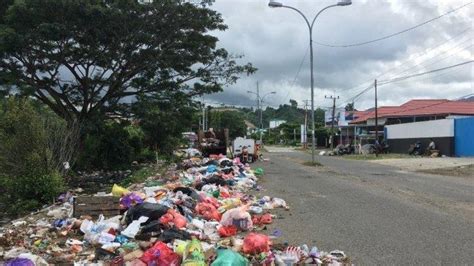 Kelakuan Pengendara Mobil Mewah Plat Merah Buang Tumpukan Sampah