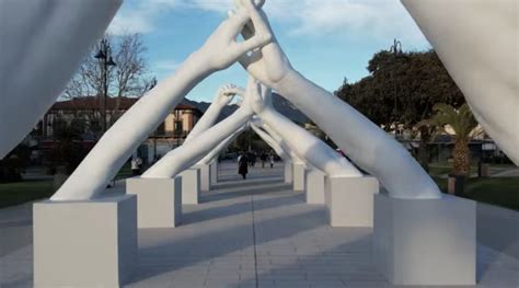 Building Bridges Le Mani Di Lorenzo Quinn A Marina Di Pietrasanta