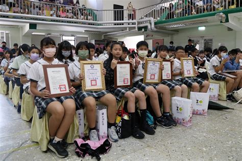 「垂範杏壇 楊承接棒」嘉義市舉行112學年度國民中小學應屆畢業生市長獎暨議長獎頒獎典禮