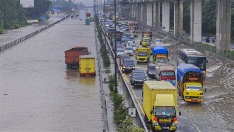 Risiko Kerusakan Mobil Menerjang Banjir Lebih Berat Ketimbang Terendam