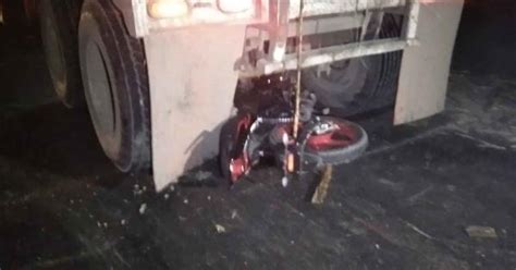 Joven que andaba en moto choca contra camión cañero descompuesto en Valles