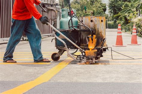 Trabalhador Da Estrada Pinta Linhas De Tr Fego Na Superf Cie Da Estrada