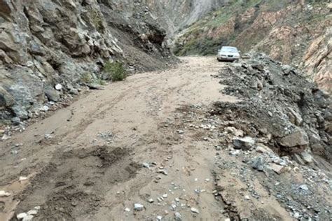 Arequipa Por Deslizamientos M S De Veh Culos Quedan Varados En La