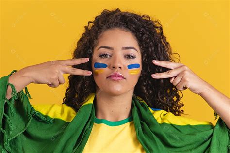 Linda Mulher Jovem Morena Segurando Bandeira Do Brasil Cabelo Afro