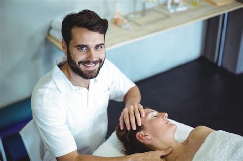 Premium Photo Physiotherapist Giving Head Massage To A Woman