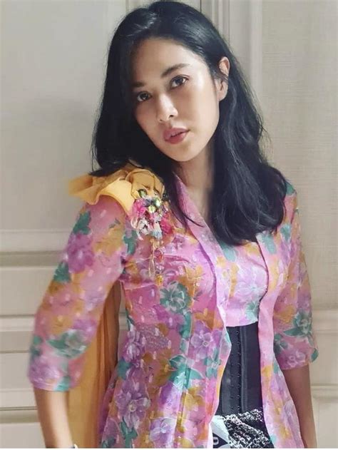 5 Potret Pesona Elegan Dian Sastro Gaungkan Kebaya Goes To Unesco Sempurna Untuk Tampil Lebih