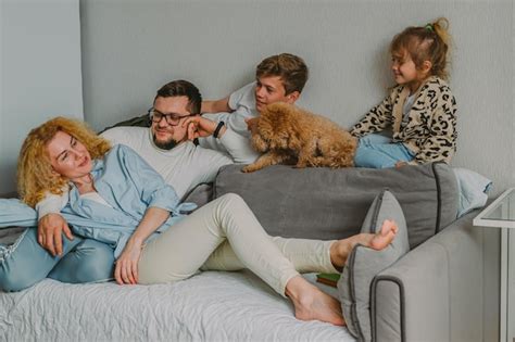 Hohe Winkelsicht der glücklichen Familie Spaß auf Sofa hat