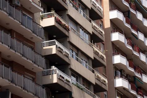 Rescatan a una mujer que se cae y queda atrapada en la inundación de su