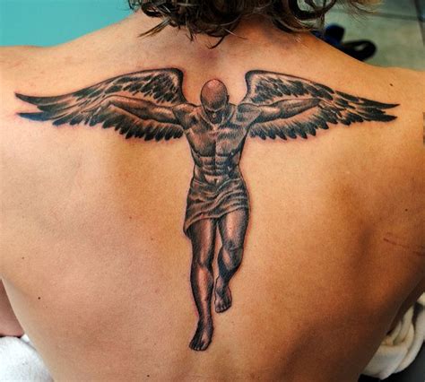 Tatuajes de alas de Ángel en la espalda para hombres