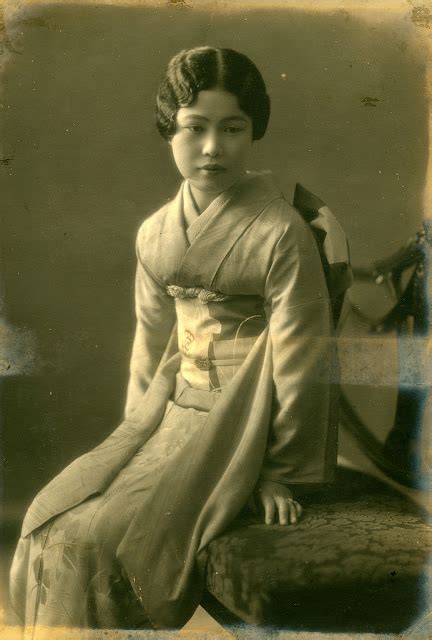 32 Vintage Portraits Of Beautiful Japanese Women Dressing In Kimonos