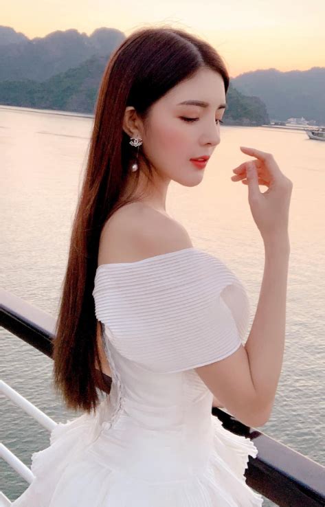 Hot girl búp bê Nguyễn Thị Lượm thả dáng ở Hạ Long khéo léo khoe hình thể quyến rũ Titanic