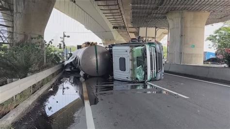 彰化化學槽車翻覆「液態氨外洩」 警方到場警戒