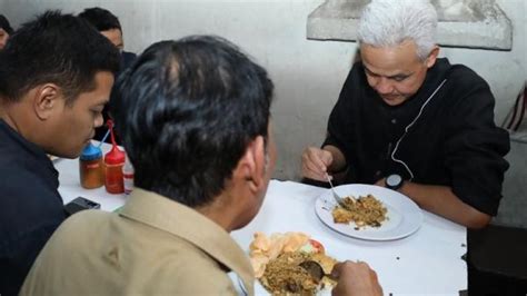 Habiskan Malam Di Bandung Ganjar Cicipi Nasi Goreng Legendaris Hingga