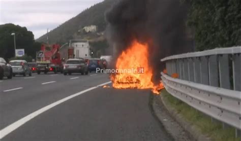 Caos Autostrade Auto In Fiamme Sulla A Tra Code E Cantieri