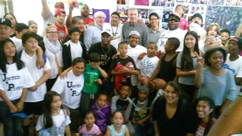 Football legend Joe Montana visits kids in SF neighborhood | Global News