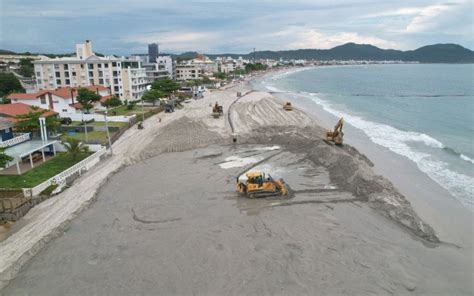 Praia de Florianópolis inicia obra para aumentar faixa de areia