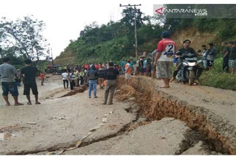 Jalur Trans Sulawesi Di Enrekang Ambles Akses Menuju Tana Toraja Tersendat