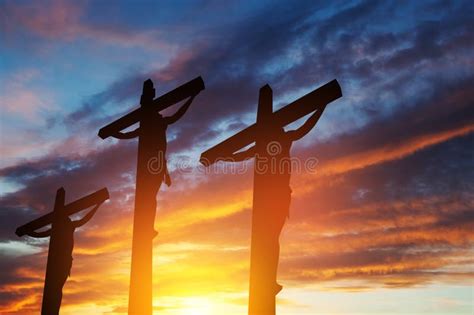 Silueta De La Crucificada Jesus Christ En La Cruz Junto Con Otras