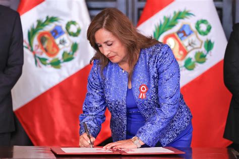 Presidenta Dina Boluarte Firma Aut Grafa De La Ley Que Crea La