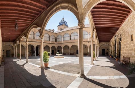 Patio Del Hospital De Santiago En Beda Patrimonio Cultural De La