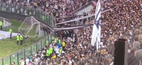 Torcida do Vasco protesta contra PM após conflito em São Januário