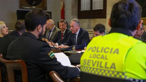 Sevilla Se Blinda En Navidad Con M S De Polic As Y Barreras