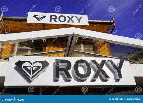 Roxy Logo Texto Y Signo De La Marca De Surf Facade Exterior Tienda De ...
