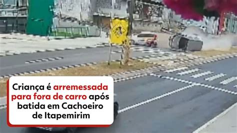 V Deo Crian A Arremessada Para Fora De Carro Pessoas Ap S