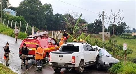 Dois Homens Morrem Ap S Batida Entre Carro E Caminhonete No Sul De