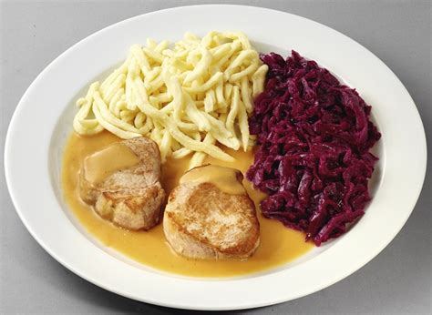 Zarte Schweinemedaillons In Feiner Rahmso E Mit Apfelrotkohl Und