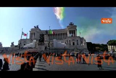 Giugno Le Frecce Tricolori Sorvolano L Altare Della Patria Tiscali