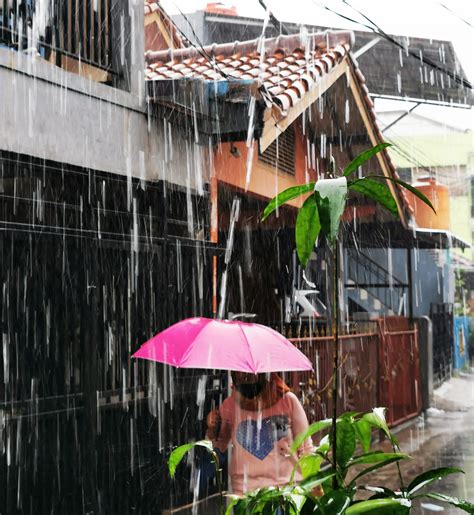 Hujan Guyur Jakarta Pintu Air Sunter Siaga Satu