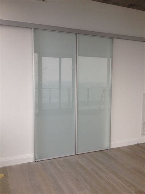 Sliding Doors Contemporain Buanderie Toronto Par Komandor