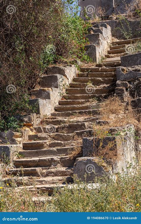 Una Vecchia Scala Esterna Di Pietra Gradini Di Cemento Di Pietra Delle