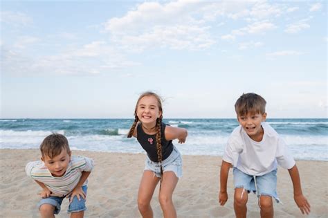 Vista Frontal Niños Divirtiéndose En La Playa Foto Gratis