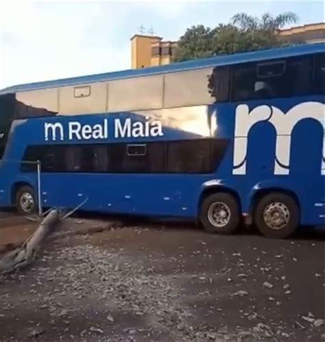 V Deo Nibus Desce De R Bate Em Alambrado Do Terminal Rodovi Rio De