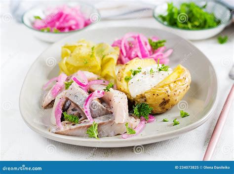 Arenque Cebola De Batata Cozida E Pepino Picado Imagem De Stock