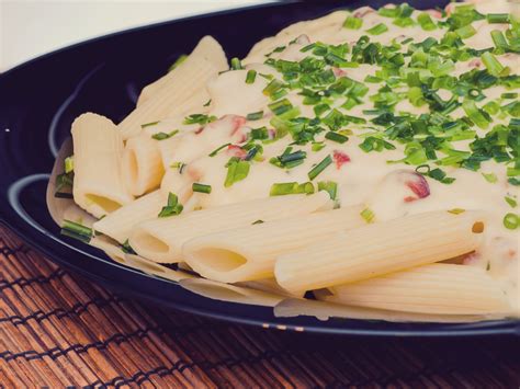 Um delicioso macarrão ao molho branco calabresa que fica pronto