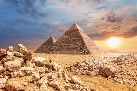 Puesta De Sol En El Desierto Hermosa Vista De Las PirÃmides De Giza