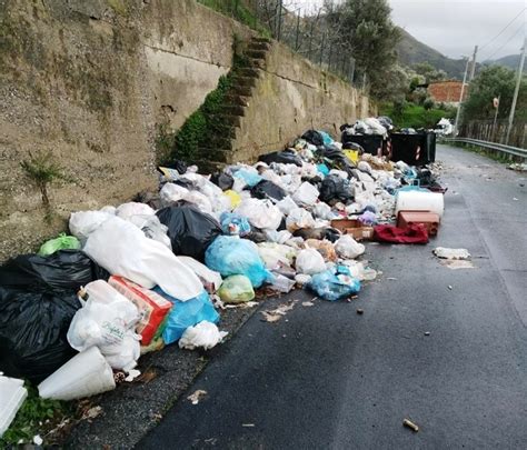 Reggio Calabria Emergenza Rifiuti Ad Aras I Cumuli Di Spazzatura