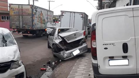 Colisão Entre Carros Deixa Trânsito Congestionado Em Avenida De Manaus