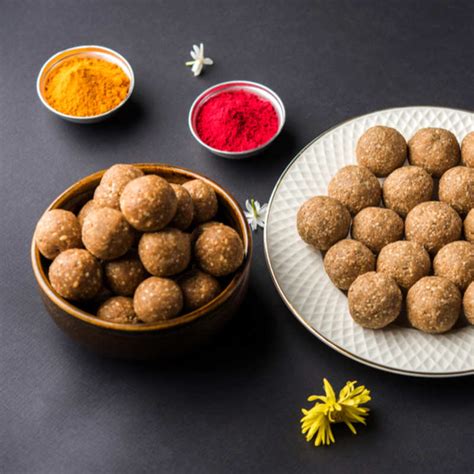 Til Ke Ladoo Recipe How To Make Til Mawa Ladoo At Home