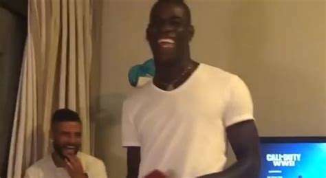 Italia In Ritiro Lo Scherzo Imperdibile Di Insigne A Mario Balotelli