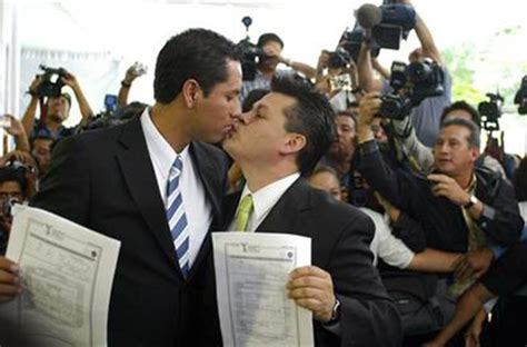 Ex gay Pastor tem recaída e larga esposa para ficar o cunhado