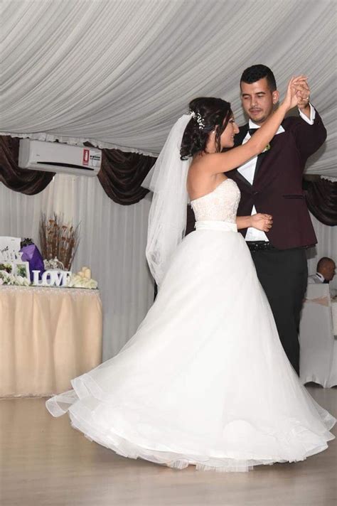 Medea Este O Rochie De Mireasa Cu Baza Nude Cu Dantela Ivory Bolerou Ul Detasabil Are Maneca