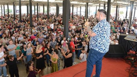 Ünlü sanatçı Hüseyin Kağıt sahne aldı Nazillili Yegi ailesinin mutlu