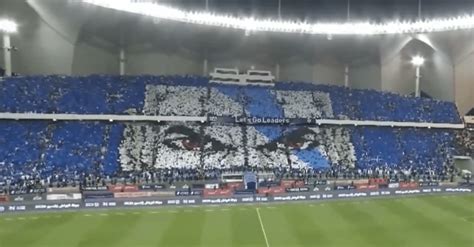 Torcida do time de Neymar usa Kratos em mosaico na Arábia