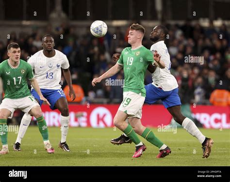 Evan Ferguson d Irlande Dayot Upamecano de France a quitté Jason